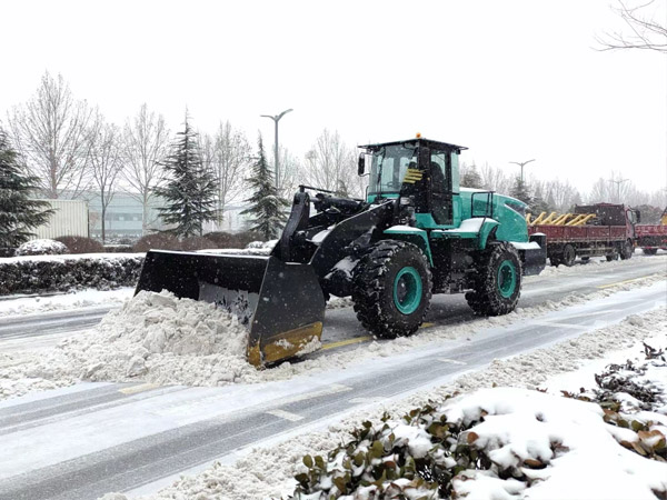 除雪保暢，山推鐵肩道義勇擔重任！